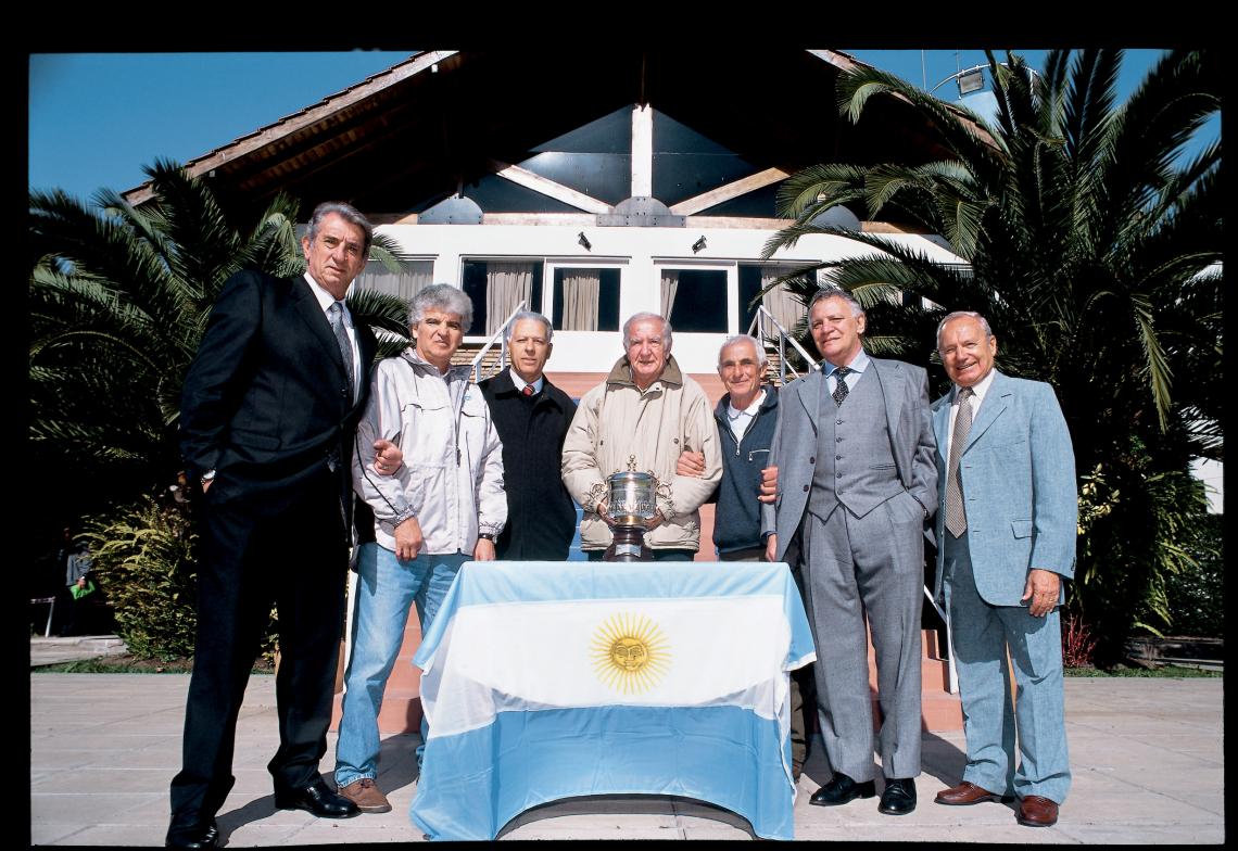 Imagen A CUARENTA AÑOS de la gloria: 2004. Desde la izquierda, Rattin, Telch, Ramos Delgado, Varacka, Simeone, Mesiano y Rendo.