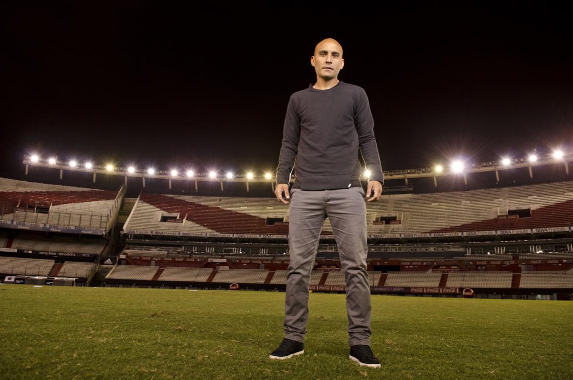 Imagen HERMOSA postal del Monumental nocturno. El Lobo, en su momento más brillante en River.