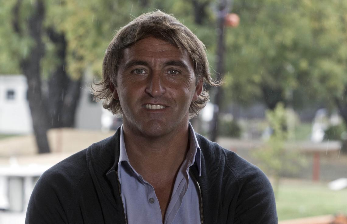 Imagen RECREO. Hace un alto y posa en San Fernando, su club. "igual, la cabeza no para nunca", cuenta.