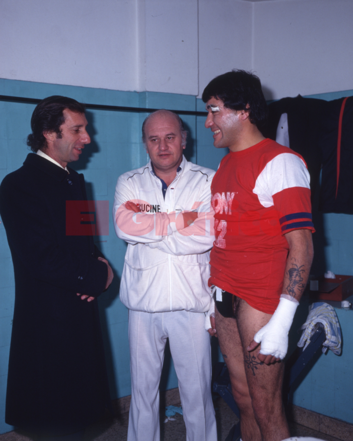 Imagen Carlos Salvador Bilardo visita a César Romero. En el centro, el entrenador del púgil, Héctor Rodríguez