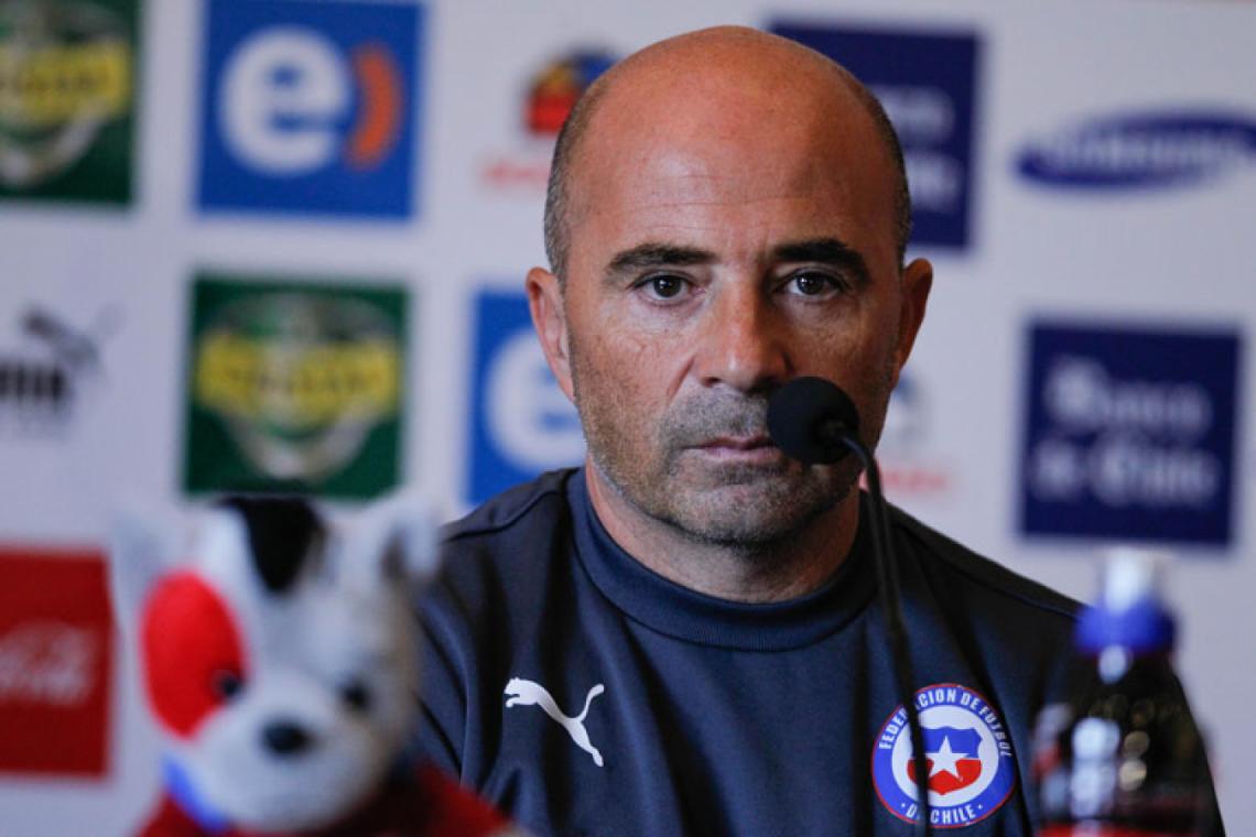 El técnico, siempre serio.