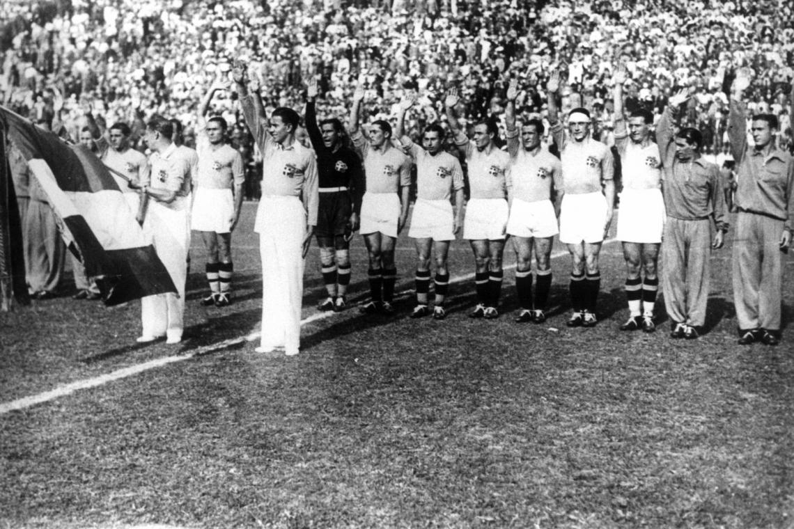 Imagen SALUDO FASCISTA. Los jugadores italianos fueron obligados a saludar al Duce. El público francés abucheó el acto en cada partido. 