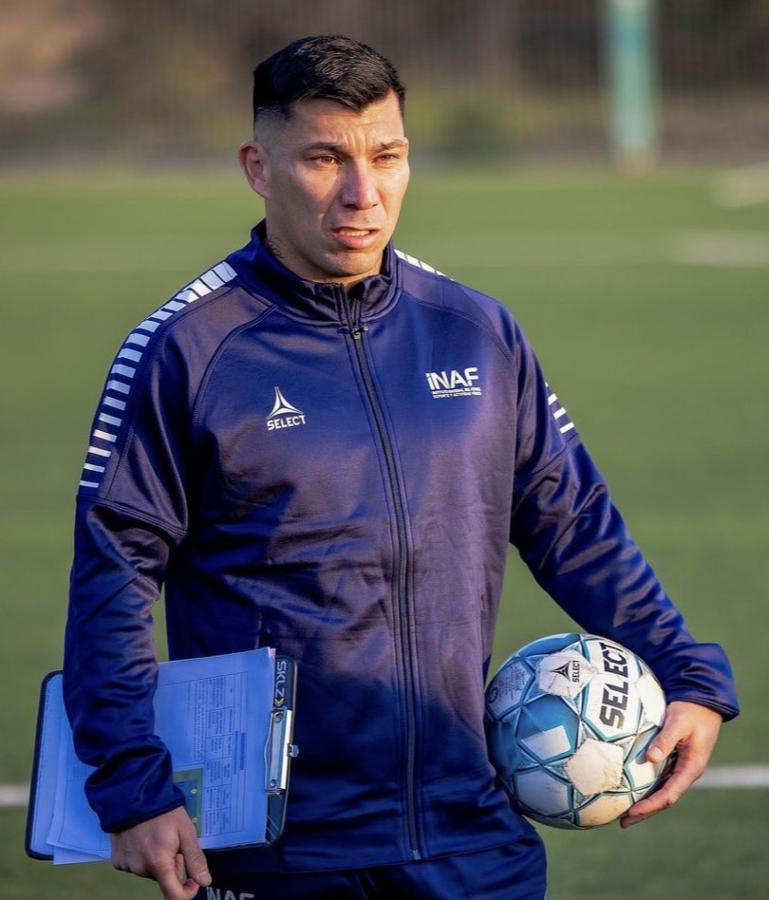 Imagen Gary Medel se recibió de director técnico.