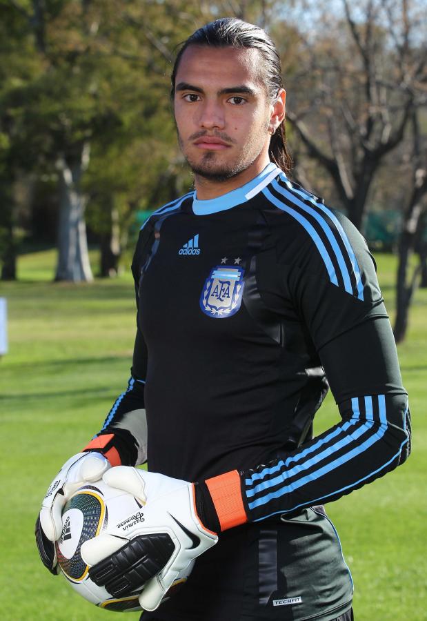 Imagen FOTO OFICIAL de 2010, en la presentación del equipo. Aunque sin pelo largo, sigue siendo el dueño del arco argentino.