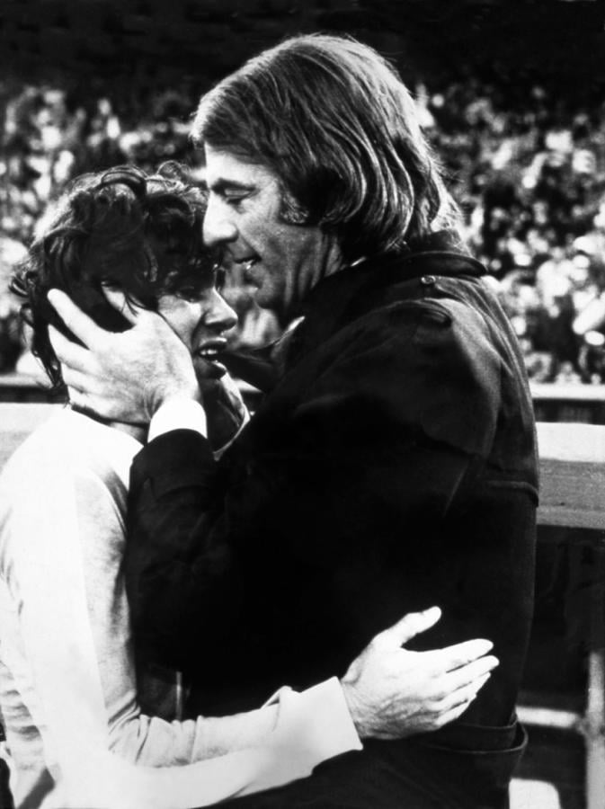 EL OTRO abrazo del alma, ya campeones, con Menotti. Una imagen que simboliza mucho.