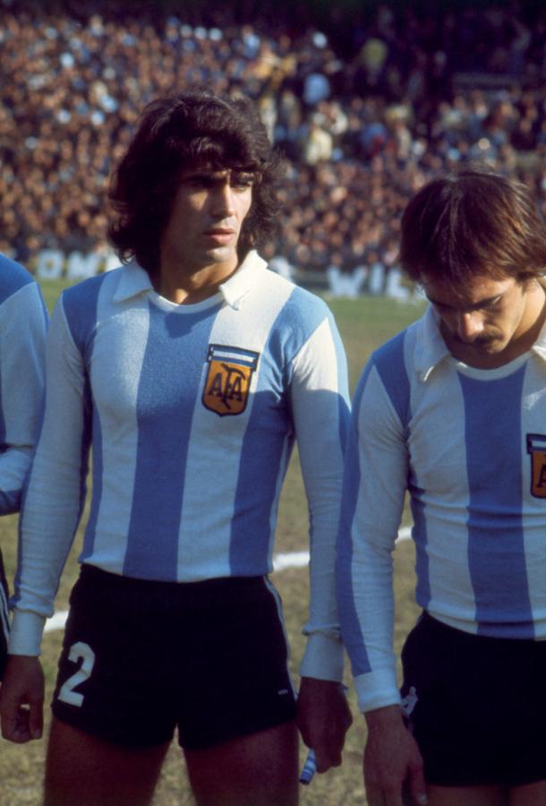 SUS PRIMEROS tiempos en la Selección. Fue el 4 titular de Menotti en sus dos Mundiales.