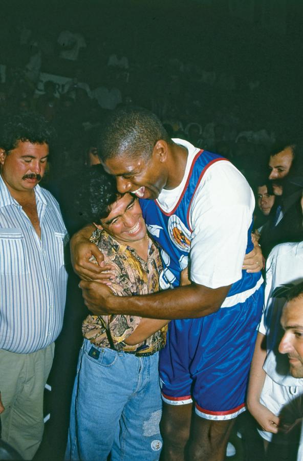Imagen EN ROSARIO, abrazando a Diego Maradona.