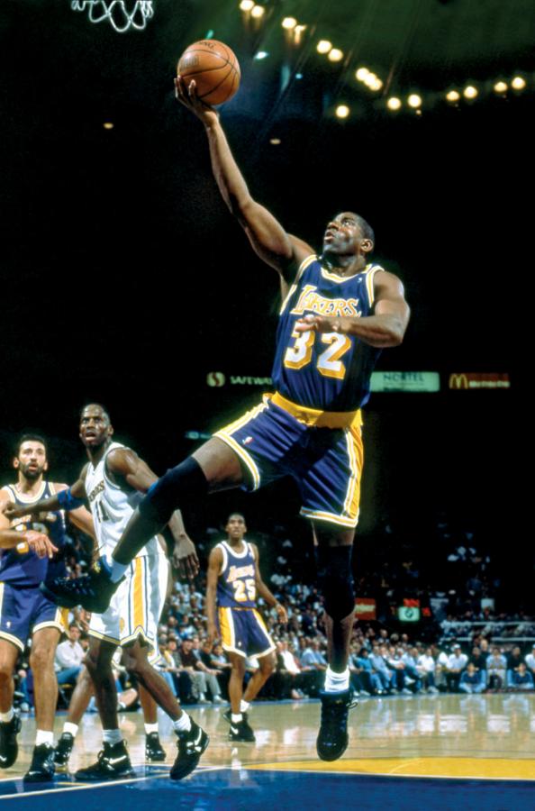 Imagen LLEGADA sin oposición de Magic Johnson, hasta debajo del cesto.