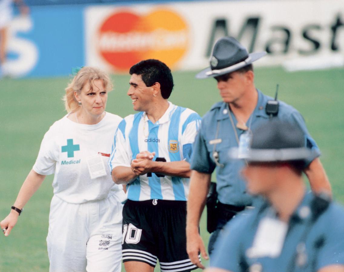 PRINCIPIO del fin. La "enfermera" Sue Carpenter acompaña a Diego en su camino al antidoping.