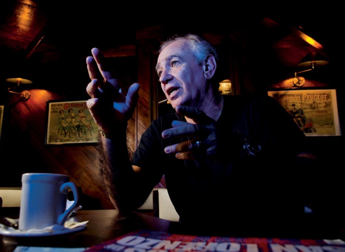 LOS GESTOS y los conceptos claros, durante las dos horas y media de charla en un café en El Palomar.