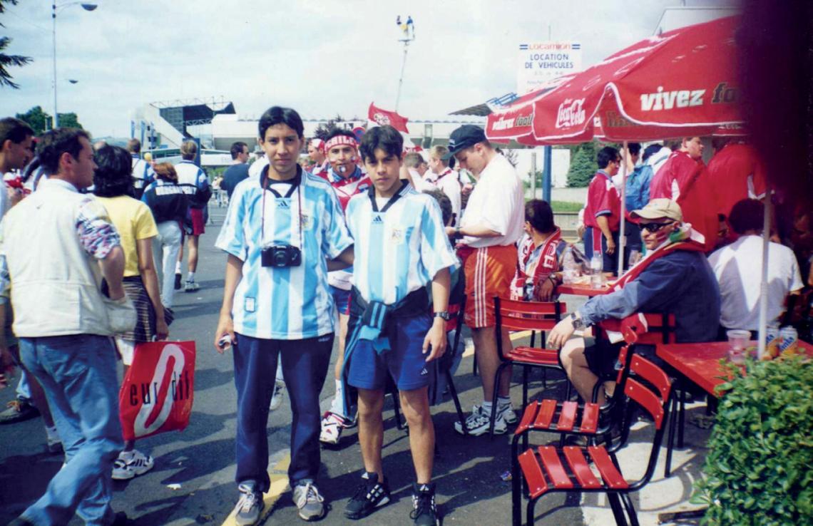Imagen EN FRANCIA con la camiseta de la Selección.