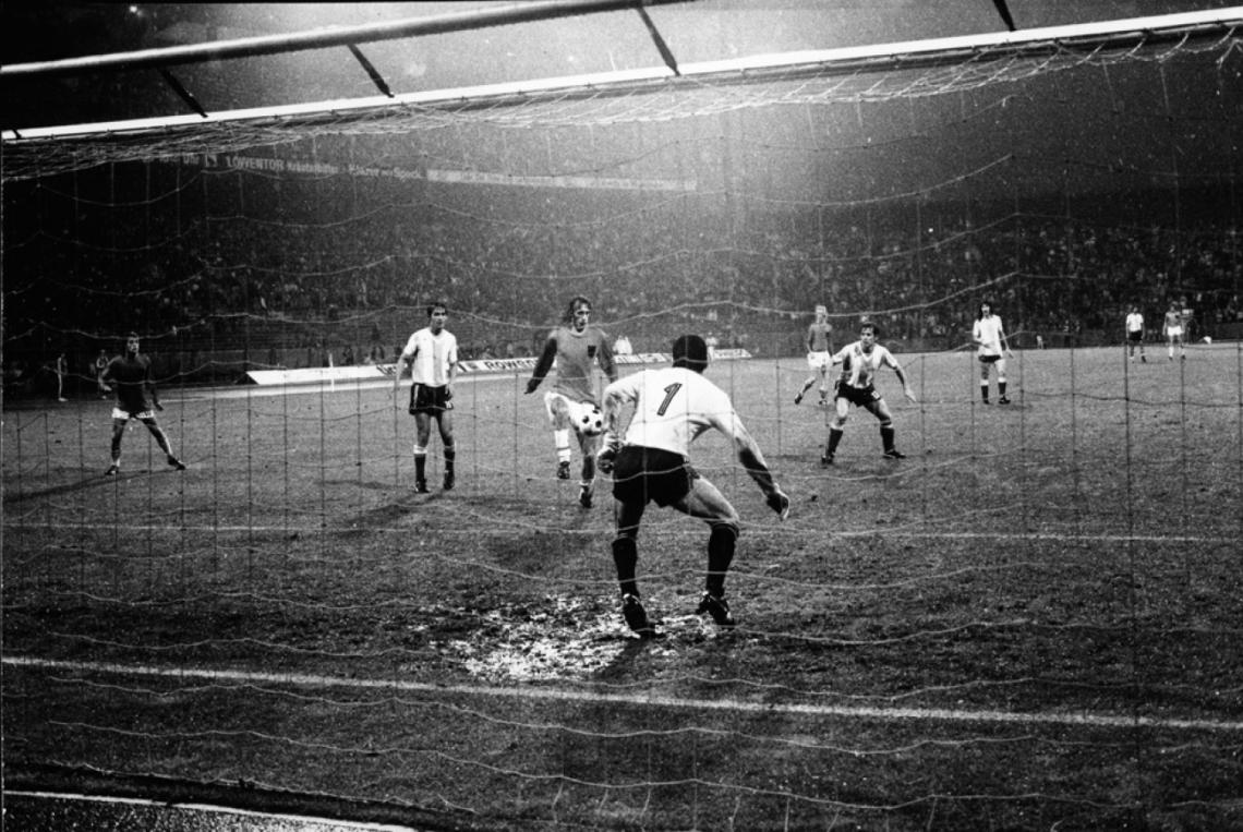 Imagen POSTAL del 4-0 frente a Argentina: a puro toque, Holanda llegaba al área chica.