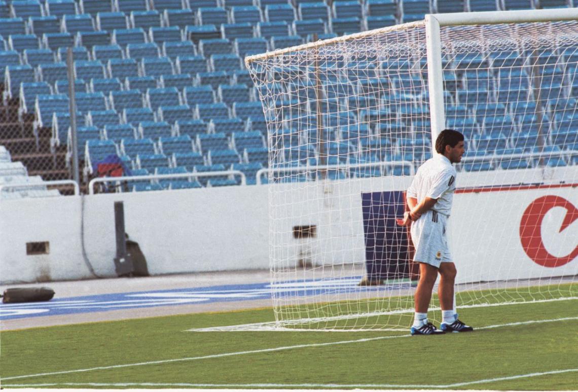 Imagen UN MARADONA pensativo mientras esperaba el resultado de la sanción.