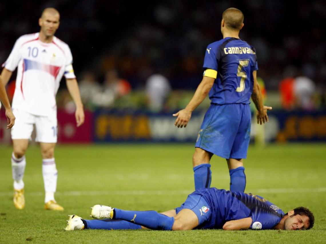 Imagen LA DESPEDIDA. Zidane condujo a Francia hasta la final y se hizo expulsar tras darle un cabezazo en el pecho a Materazzi. 