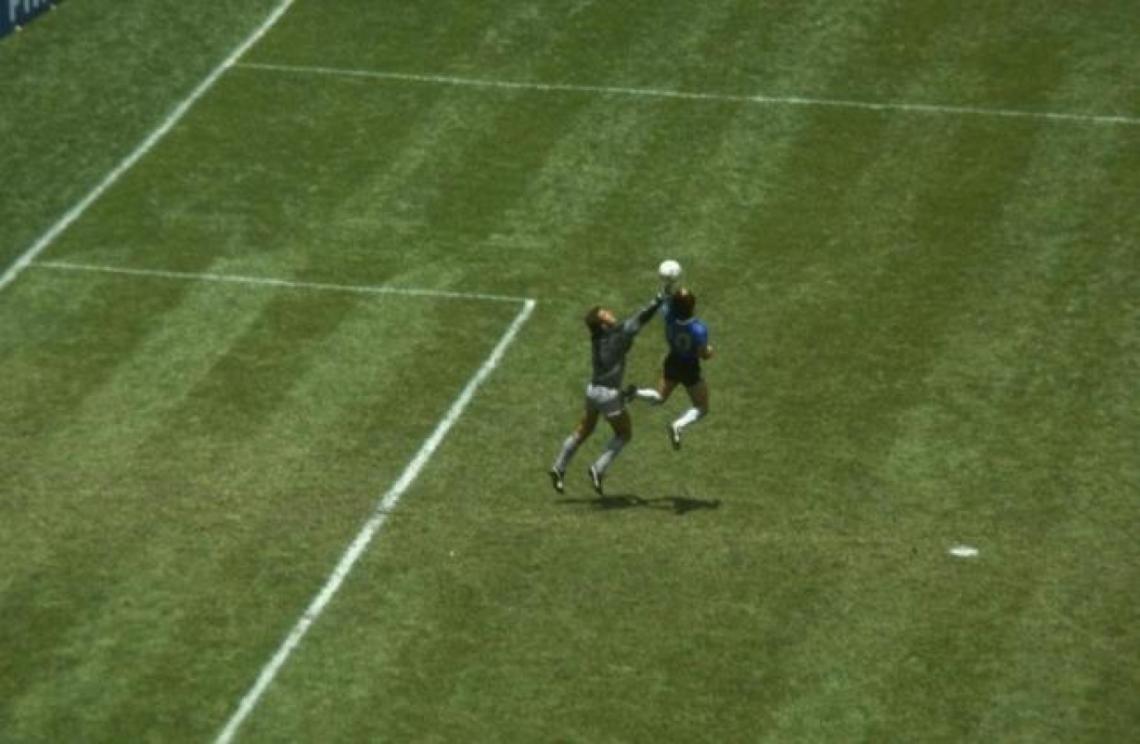 Imagen LA MANO DE DIOS. Una imagen que dejó un legado perpetuo, de Diego superando en el salto a Peter Shilton y marcando el 1-0 en los cuartos de final de México 1986. 