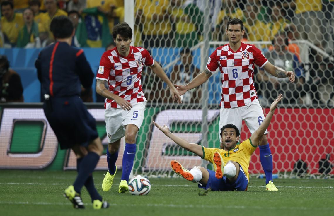 Imagen El japonés Nishimura vio penal. Fred lo pide. Los croatas no lo pueden creer (AFP)