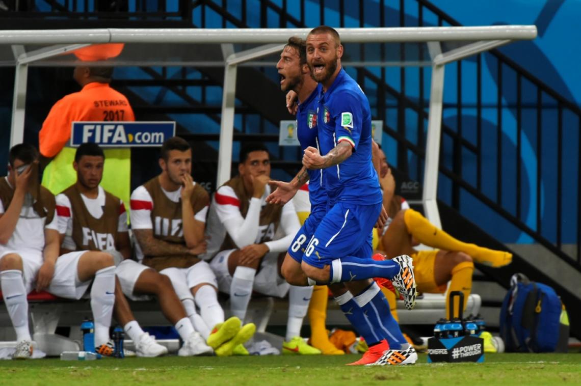 Imagen MARCHISIO grita su golazo y De Rossi lo abraza. La avivada nació en un corner con la participación de Verratti y Pirlo.