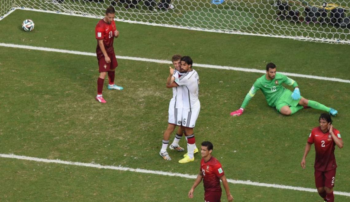 Imagen LA GRAN FIGURA. Todos los abrazos, todos, son para Muller, que con su triplete ayudó a su equipo para voltear a Portugal en el debut. Tremendo estreno de Alemania, que se afirma como candidato. 