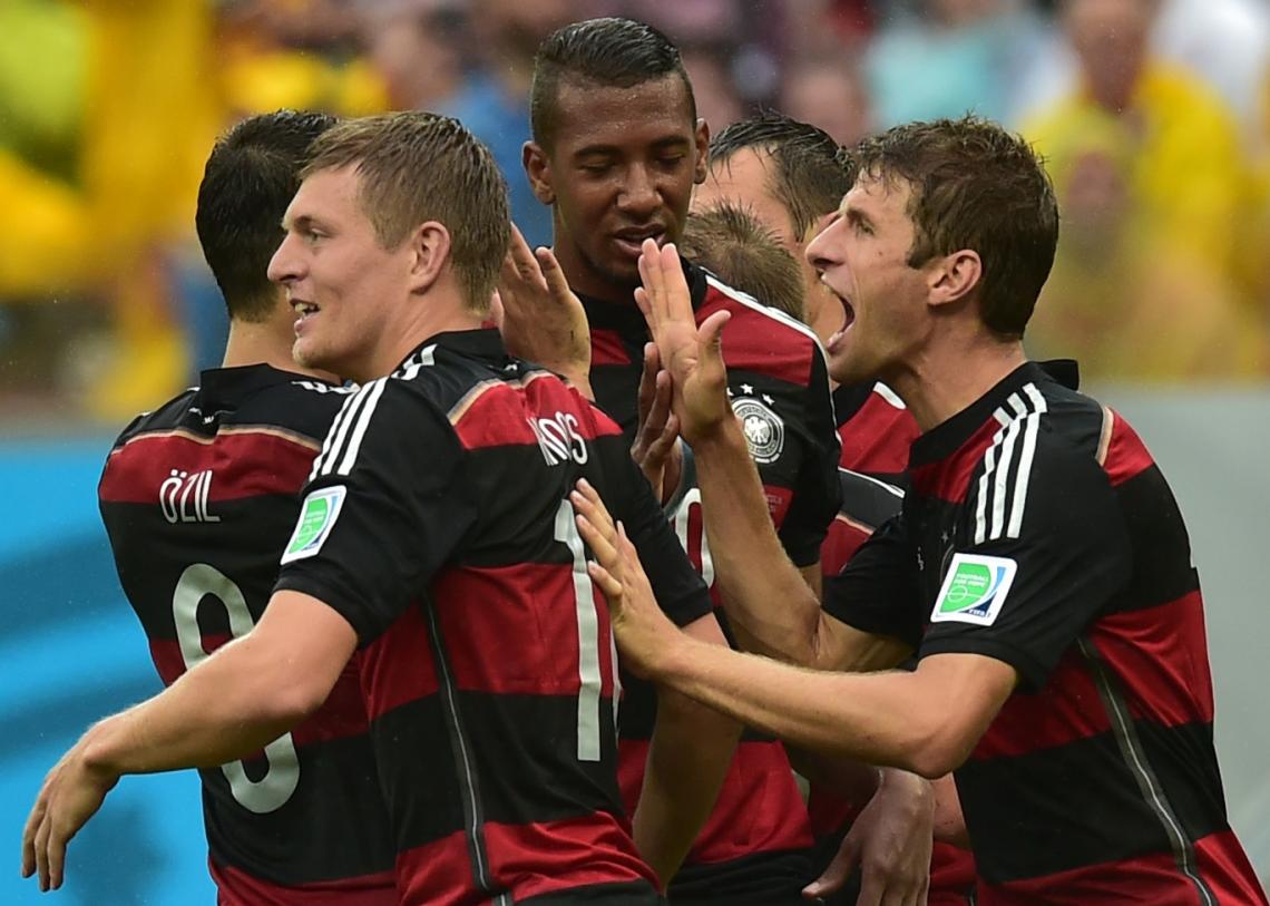 Imagen EL FESTEJO  de los jugadores de Alemania tras el gol de Müller (NELSON ALMEIDA / AFP).