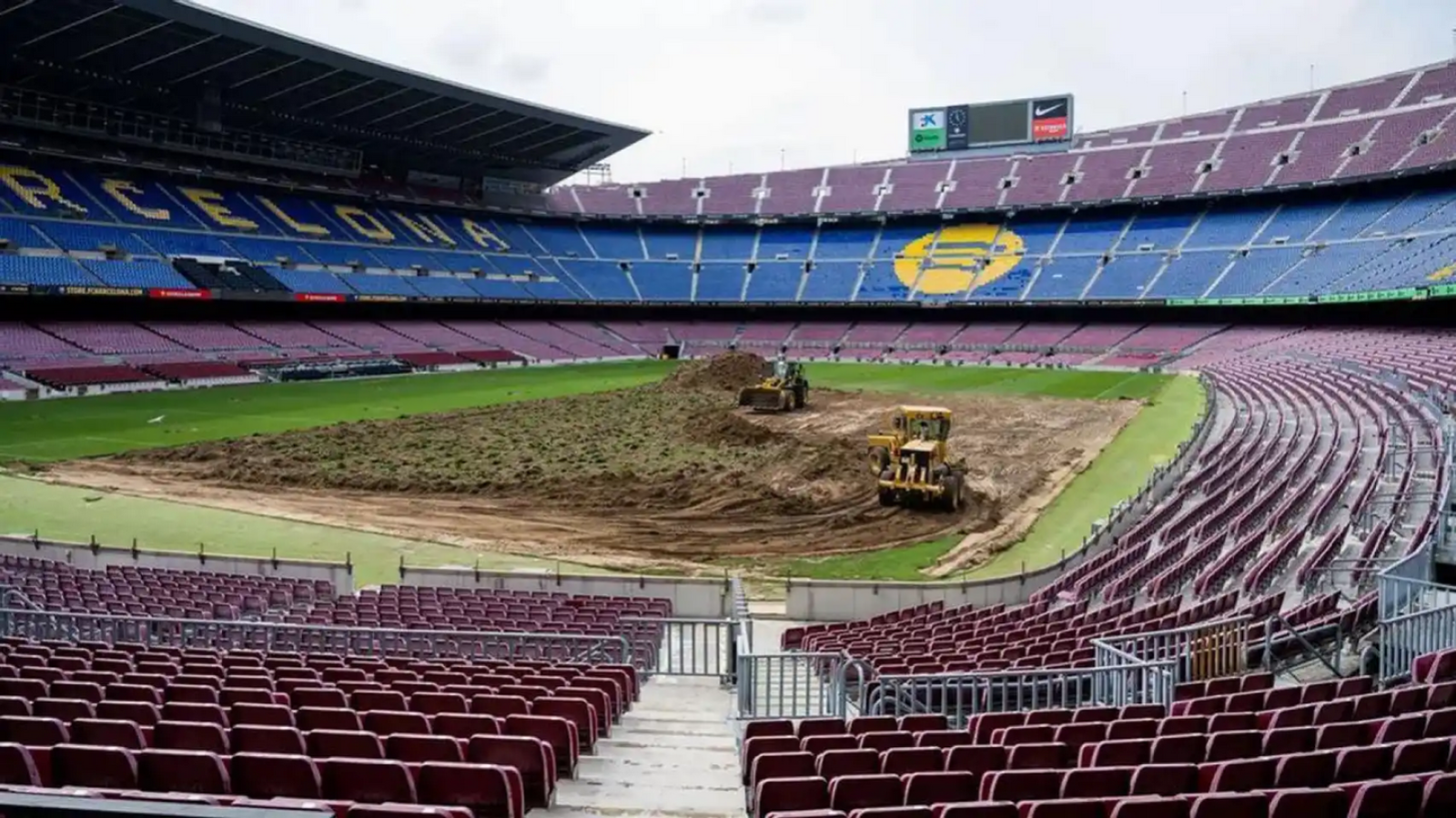 Imagen Las topadoras en el campo de juego del Nou Camp.