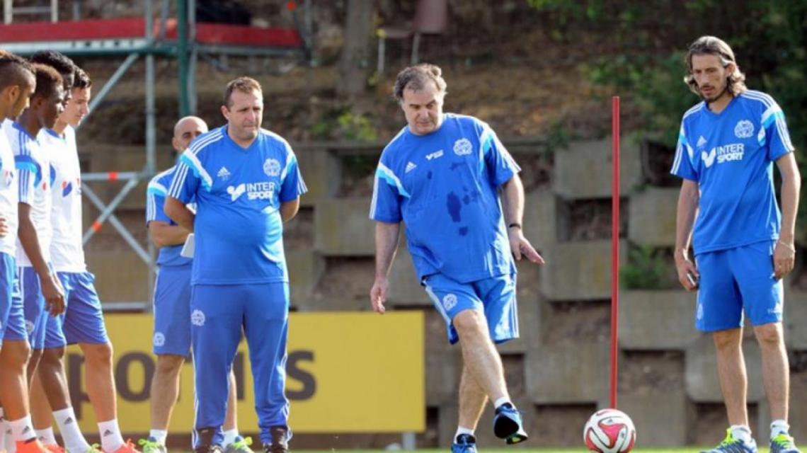 59 AÑOS cumplió Bielsa, pero no pierde la costumbre de mostrar los ejercicios él mismo.