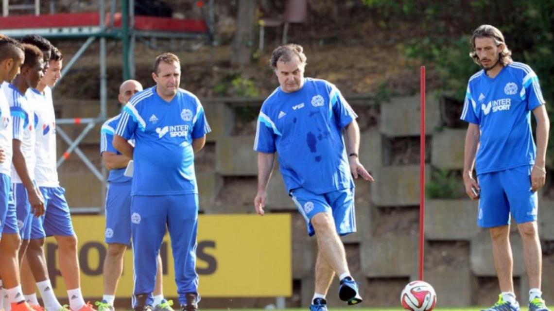 Imagen 59 AÑOS cumplió Bielsa, pero no pierde la costumbre de mostrar los ejercicios él mismo.