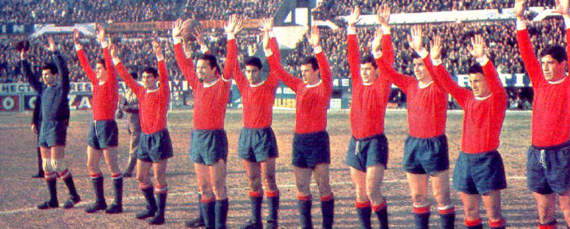 Imagen APLAUSOS para el primer campeón argentino de la Copa Libertadores. Imagen del equipo tomada poco después de ganar la Copa de Campeones.