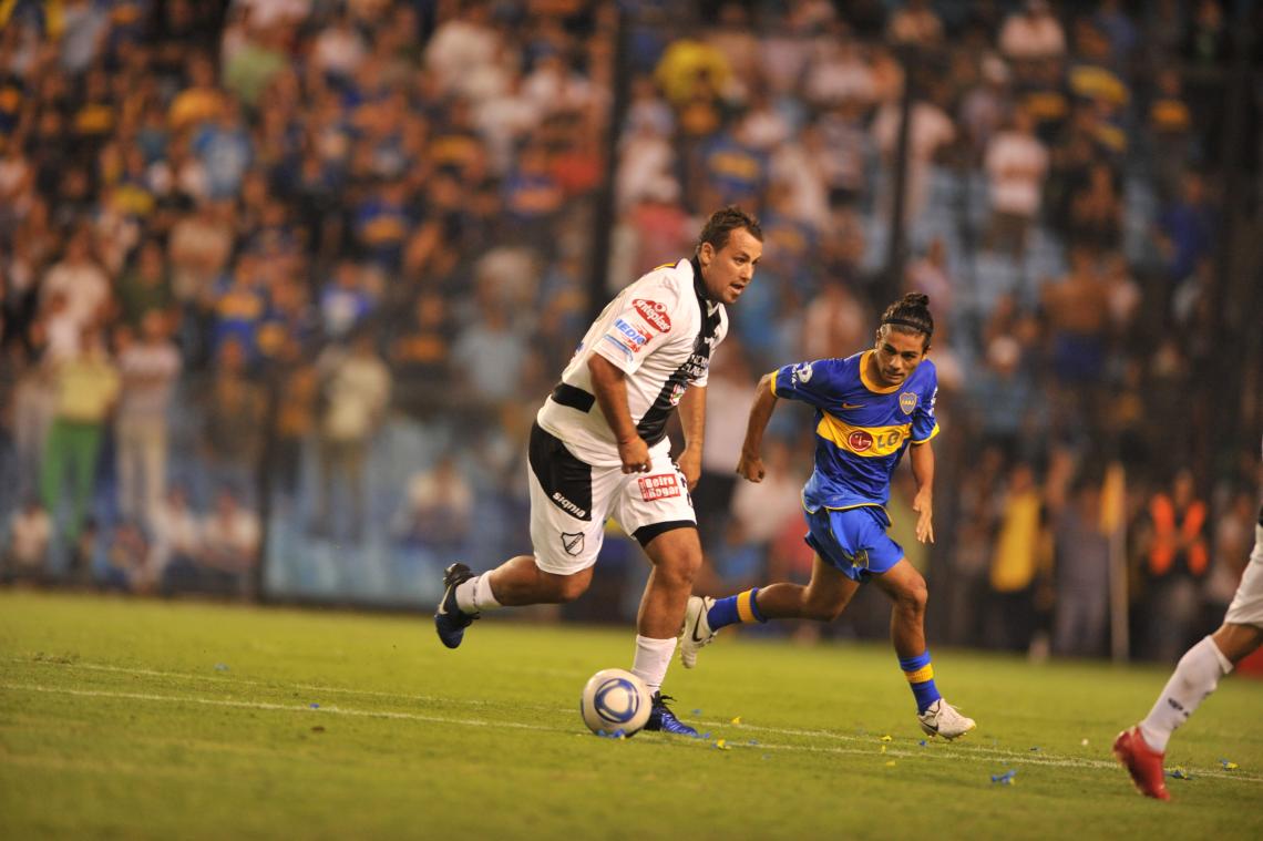 CON LA CAMISETA de All Boys, enfrentando a Boca (en la foto, Ervitti). Ya comenzaba su declive, no le fue muy bien.