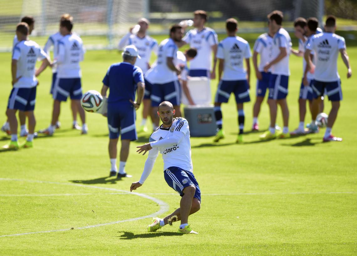 ATENTO y concentrado hasta en las prácticas. Mascherano, un ejemplo de liderazgo.