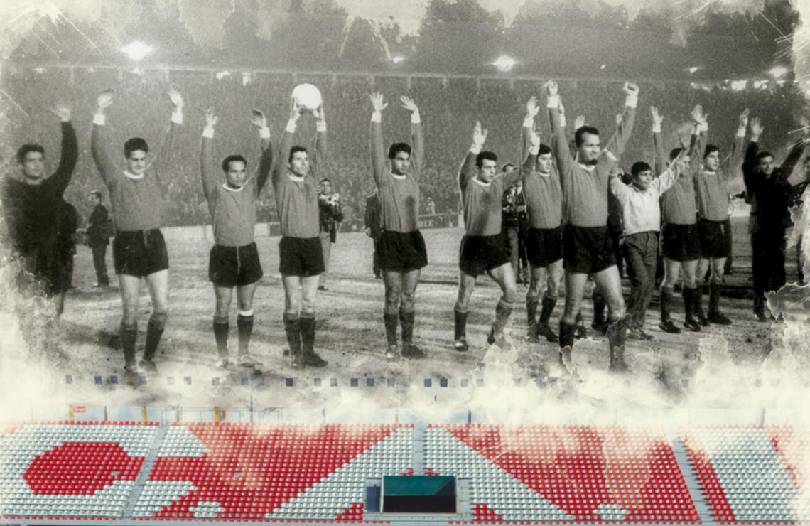INDEPENDIENTE saluda antes del choque frente a Nacional de Montevideo.