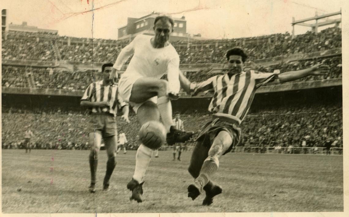 CON EL REAL MADRID se consagró como el mejor del fútbol europeo. Gano 5 Copas de Europa.