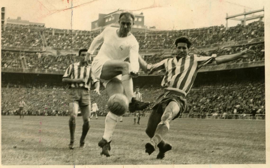 Imagen CON EL REAL MADRID se consagró como el mejor del fútbol europeo. Gano 5 Copas de Europa.