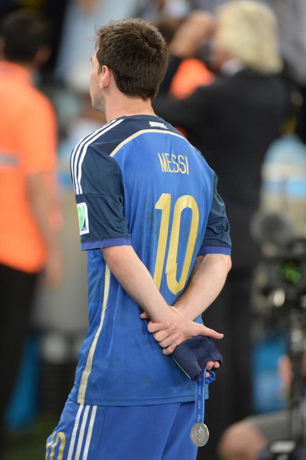 Imagen EL FINAL de la película, con la cinta de capitán y la medalla de subcampeón en la discreción de su espalda. También le dieron el Balón de Oro.