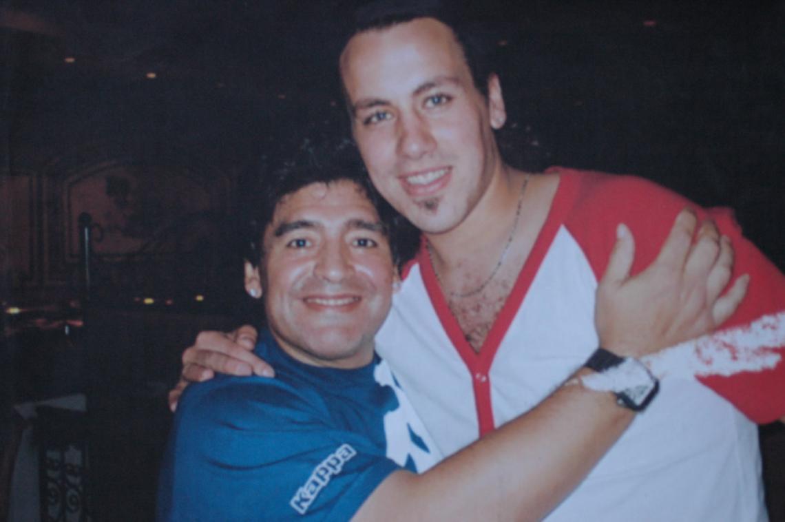 FOTO CON MARADONA, de las más preciadas del álbum.