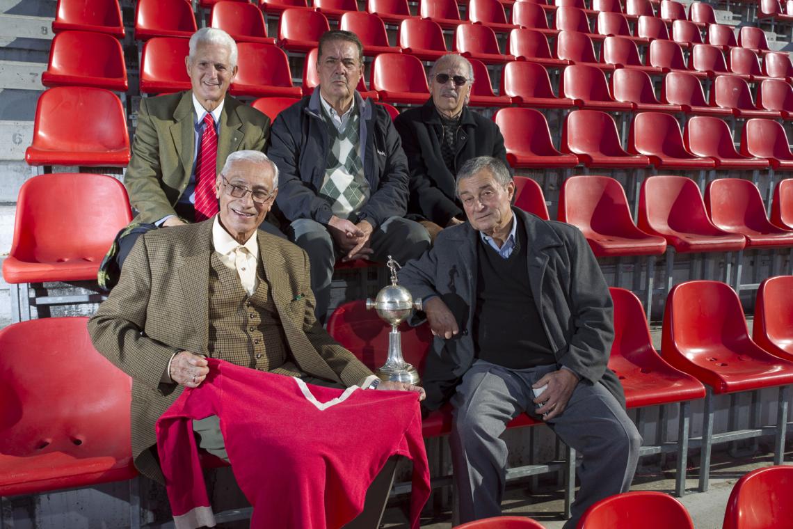 Imagen EN LA PLATEA, Guzmán, Santoro, Ferreiro, Acevedo, que muestra una camiseta de antaño, y Mura custodian la Copa de 1964.