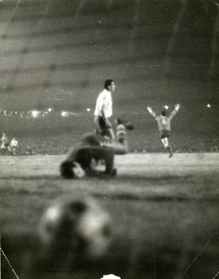 Imagen LA PELOTA dentro del arco, el arquero vencido y resignado. Independiente, campéon de América por primera vez.