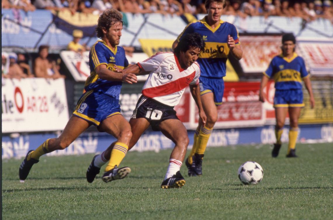Imagen ¡QUE NIVEL! Clásico ochentoso Ante Boca cuando el Negro jugaba en River (1987-1989).  Enrique Hrabina lo marca y Claudio Marangoni lo mira 