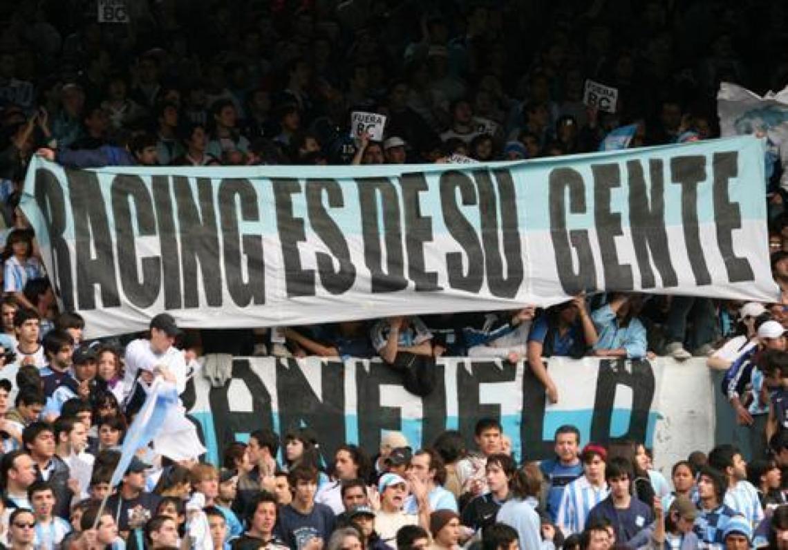 Imagen RACING ES DE SU GENTE dice una bandera y fue el lema para conservar el club.