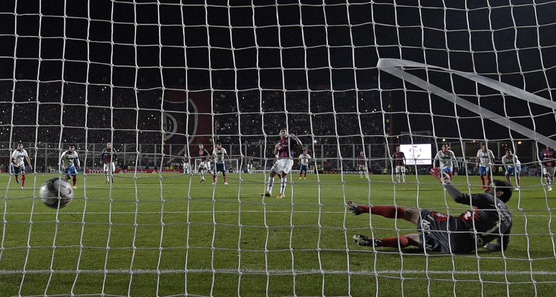 Imagen El gol de Ortigoza. Don se tira a su derecha, la pelota va a la izquierda. San Lorenzo es campeón de América por primera vez en su historia (AFP)