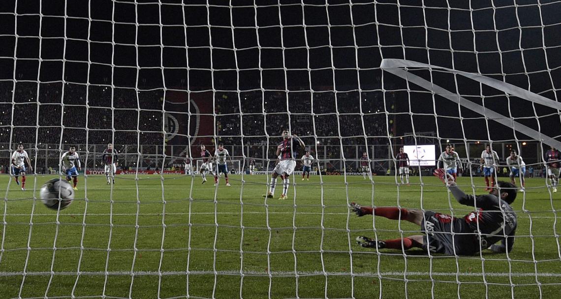 El gol de Ortigoza. Don se tira a su derecha, la pelota va a la izquierda. San Lorenzo es campeón de América por primera vez en su historia (AFP)