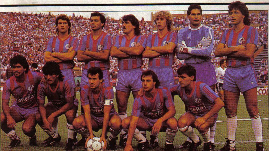 Imagen LOS CAMBOYANOS. Un joven Giunta, Chilavert haciendo sus primeras armas en el fútbol argentino, Luis Malvárez como capitán y Sergio Marchi como símbolo del coraje de aquel grupo. Un equipo entrañable que se ganó el reconocimiento del fútbol argentino. 