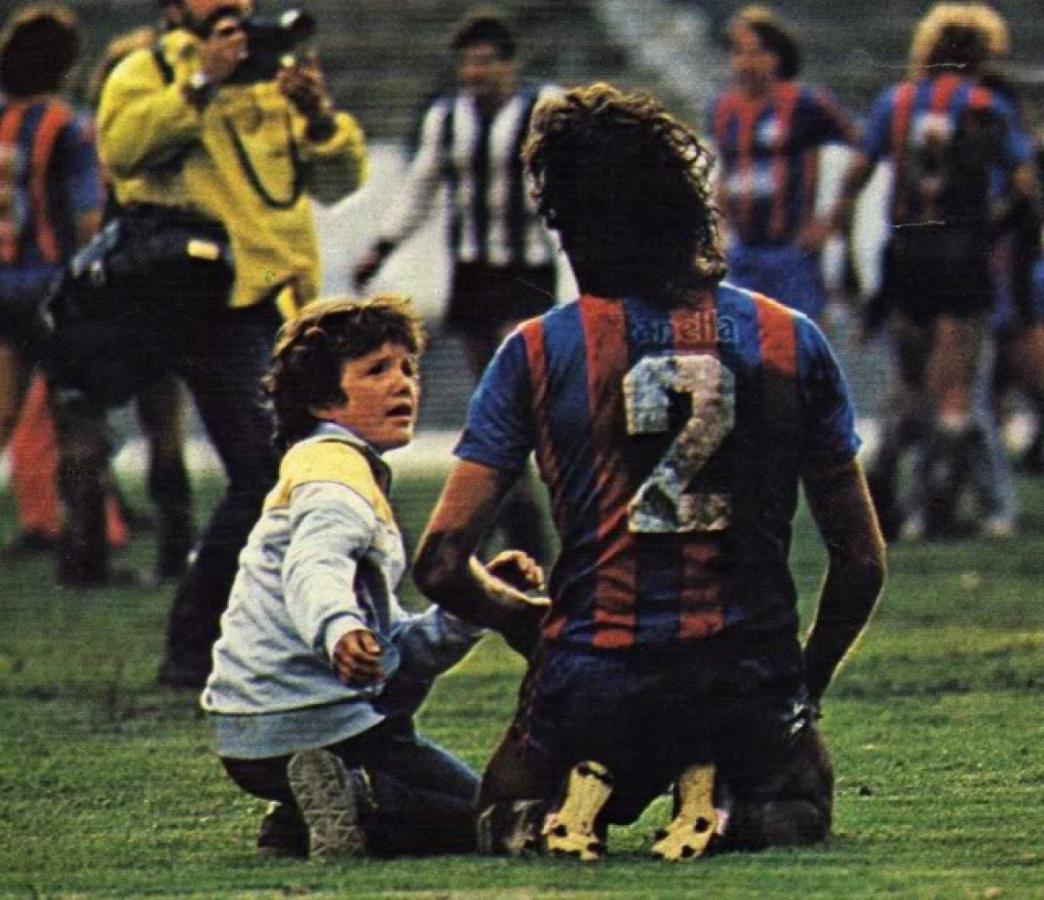 Imagen EL REPOSO DEL GUERRERO. El corazón embarrado, la camiseta despintada y la admiración de los niños. Así terminaban cada partido Los Camboyanos. Una postal de la época. 
