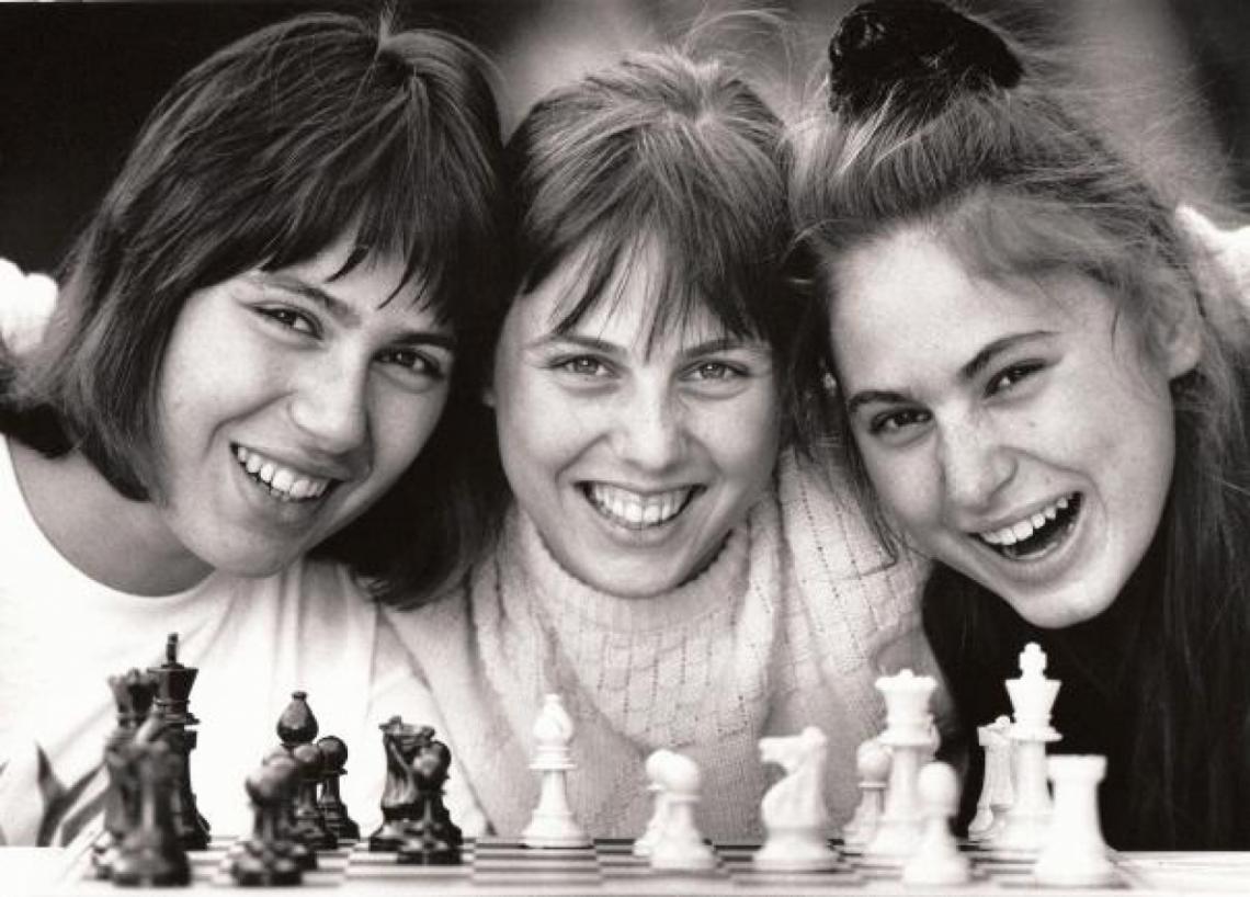 Imagen HERMANAS SEAN UNIDAS. Con 17, 12 y 10 años fueron tres de las cuatro integrantes húngaras de los Juegos de Ajedrez del 88' . Ganaron la medalla de oro. 