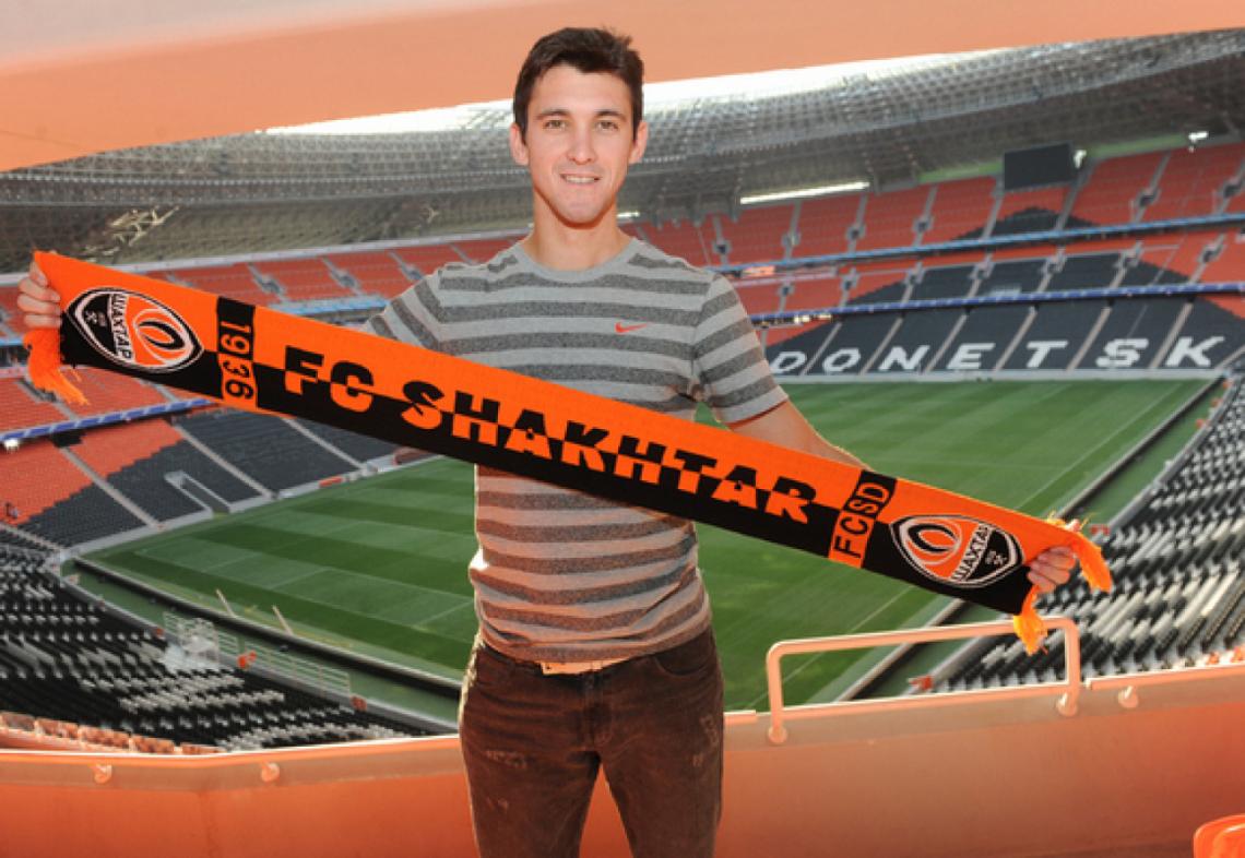 Imagen Facundo Ferreyra con el imponente estadio de fondo. En su breve pasó anotó 6 goles en 13 partidos.