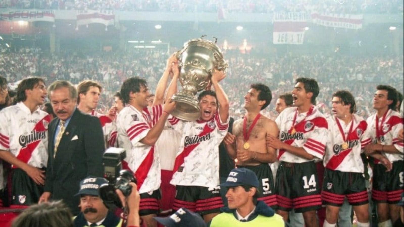 Imagen El Muñeco con la Supercopa '97.