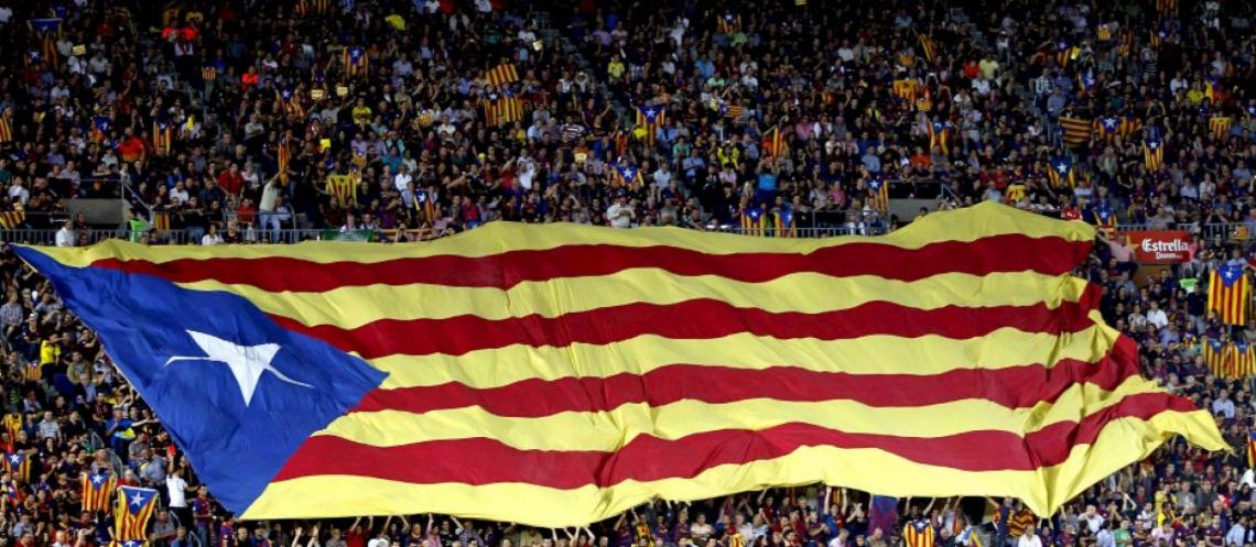 Imagen LA SENYERA. La bandera representativa de la Cataluña independiente. Con frecuencia se agita durante los partidos, en el minuto 17 y el segundo 44, en una referencia directa hacia aquel 11 de septiembre de 1714. 