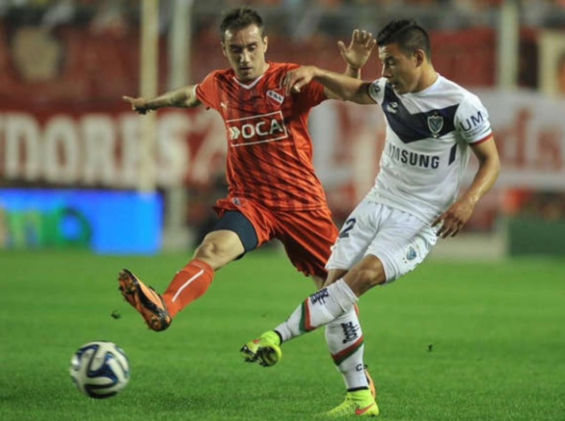 ROLÓN EN ACCIÓN. Vélez vendió y reforzó el equipo con las Inferiores. Hasta el momento, la apuesta por el volante derecho es una de las más fructíferas.