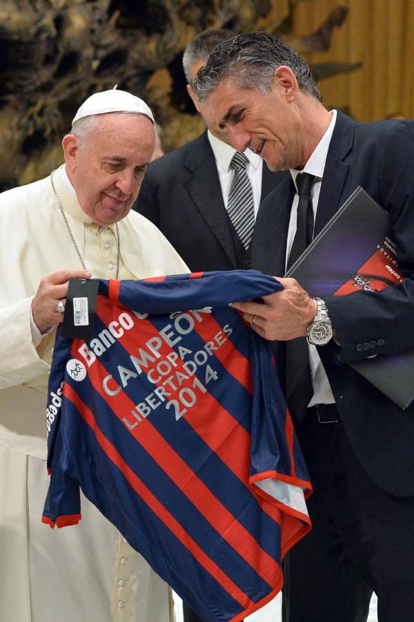 Imagen REGALO. Bauza le entregó a Francisco la camiseta conmemorativa del logro de la Copa.