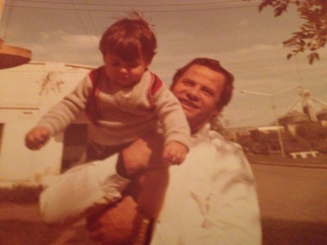 Imagen EN BRAZOS DE SU PADRE, cuando era muy pequeño.