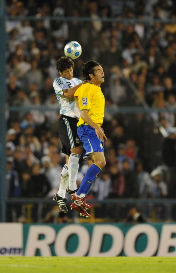 DEBUT oficial en la Selección, ante Brasil por eliminatorias (2009) en Rosario, triste 1-3.